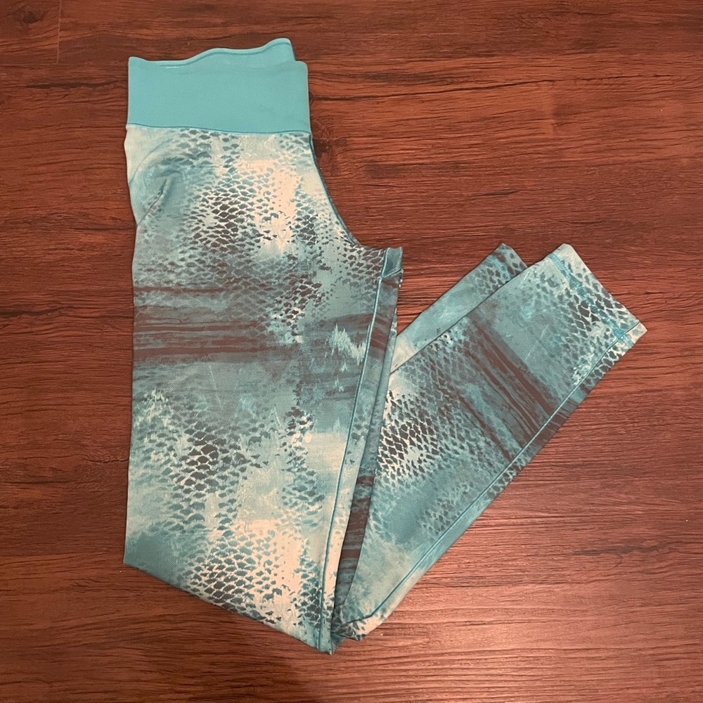 Blue leggings or yoga pants
